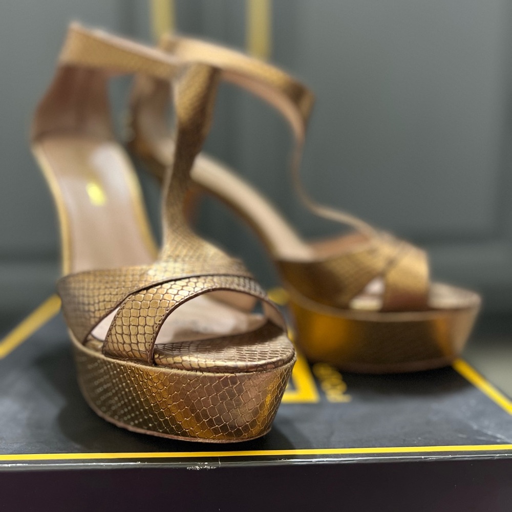 Pour La Victoire Gold Platform Heels